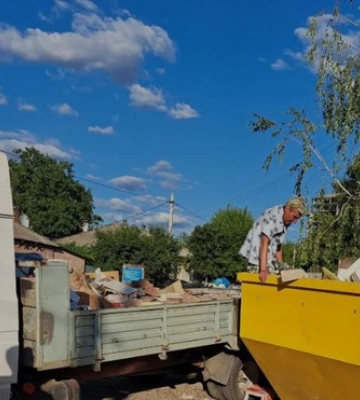 Невідомі незаконно вивозять будівельне сміття у контейнери «Екостайл» в Кропивницькому
