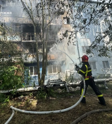 Мешканці вистрибували з вікон: у Запоріжжі загорілася багатоповерхівка (ВІДЕО)