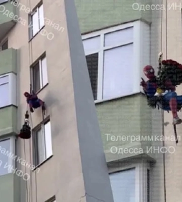 У Одесі «Людина-Павук» видерся на житловий будинок (відео)