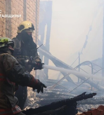 Рятувальники показали наслідки ранкової атаки РФ по Кременчуку