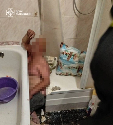 На Львівщині чоловік застряг на огорожі