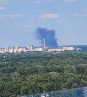 В одному з районів Києва пролунав вибух: над містом підіймається чорний дим