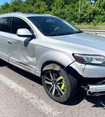 На Рівненщині позашляховик на трасі збив чоловіка, який ремонтував власну машину. ФОТО