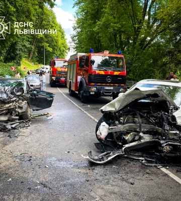 Біля Львова сталась аварія з чотирма авто: є постраждалі