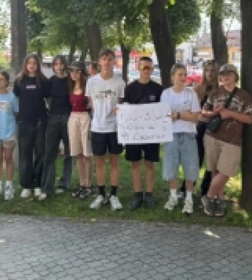 «Бандерівцям» – три роки: діти-волонтери з Рожища запрошують привітати їх донатом на авто для ЗСУ. ВІДЕО