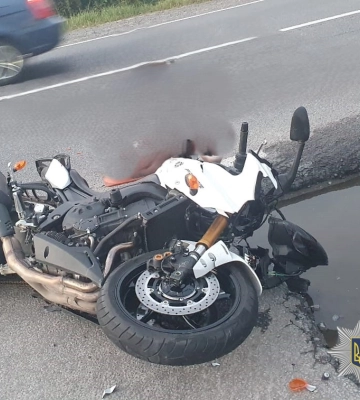 На Львівщині після ДТП потрапили до лікарні кермувальник мотоциклу та його пасажирка. ФОТО