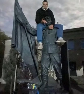 Поліцейські Тернопільщини встановили особу хлопця, який виліз на пам’ятник Герою Небесної Сотні