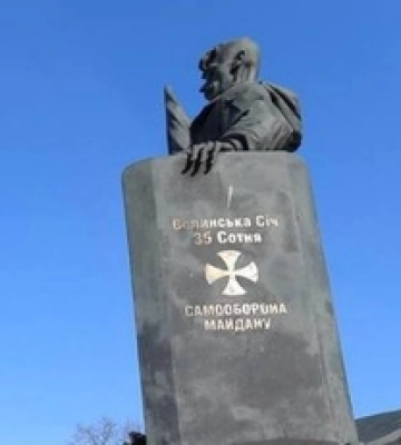 В Тернопольской области подросток вылез на памятник Герою Небесной сотни — парня разыскала полиция