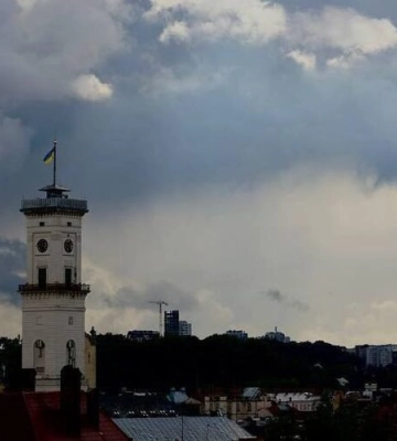 На Львівщині прогнозуються грози, подекуди шквали, град