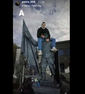 На Тернопільщині 16-річний юнак виліз на пам’ятник Герою Небесної сотні заради фото