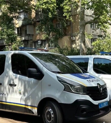 На Прикарпатті чоловік, побачивши працвників ТЦК та поліцію, взявся за сокиру