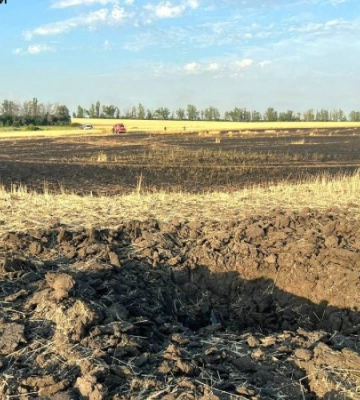 Російська авіабомба знищила 60 га пшеничного поля на Харківщині