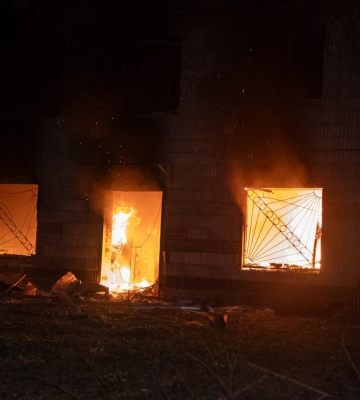 рашисти вночі атакували цивільну інфраструктуру Сум: виникла пожежа