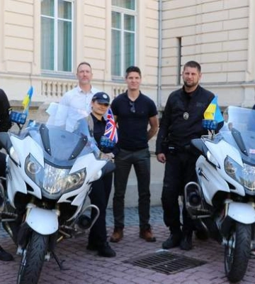 Два поліцейські байки привезли з Великобританії разом з пікапами
