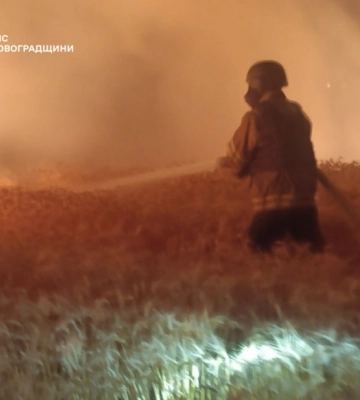 На Кіровоградщині через падіння уламків російського дрона горіло поле з пшеницею