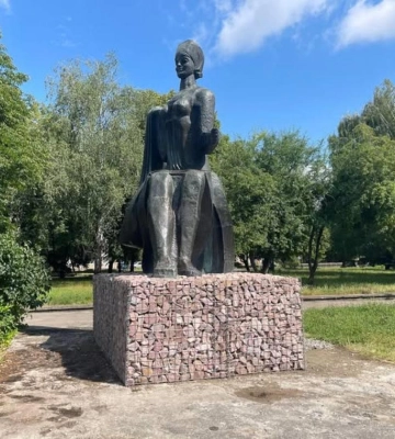 Скульптуру «Ткалі», яка знаходиться біля «Текстильника» в Рівному, оновили (ФОТОФАКТ)