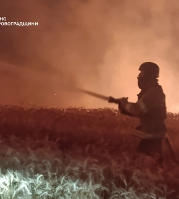 На Кіровоградщині через падіння уламків російського дрона горіло поле з пшеницею