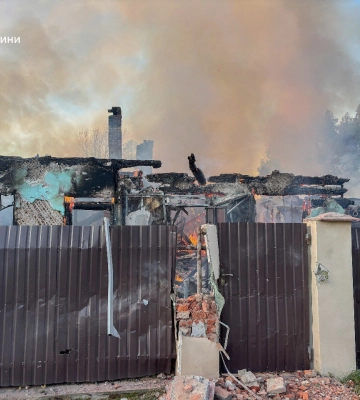 У Сумах гасили масштабну пожежу після удару по об’єкту цивільної інфраструктури