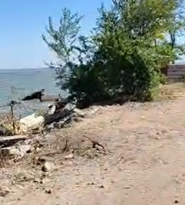 Небезпечні уламки зруйнованої ворогом школи з причалу у Білгороді-Дністровському вже вивезли, але «осадок» залишився