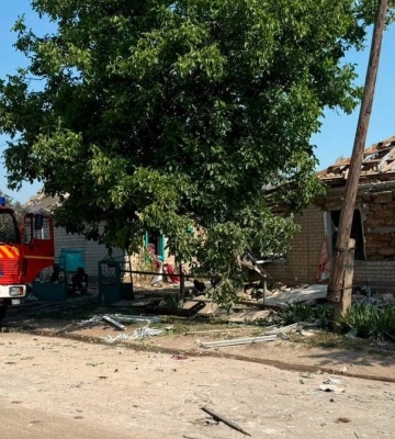 Враг сбросил авиабомбу на село в Харьковской области — есть погибший и раненые Враг сбросил авиабомбу на село в Харьковской области — есть погибший и раненые