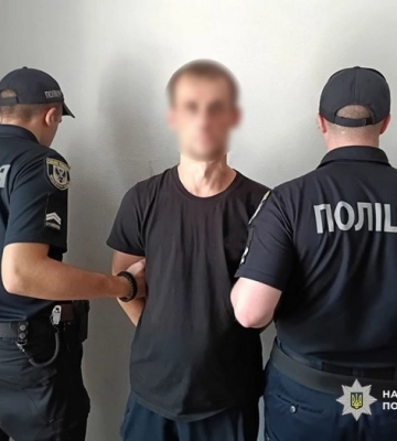 Вихопив телефон з рук і втік: у Чернігові поліцейські затримали чоловіка за підозрою у грабежі