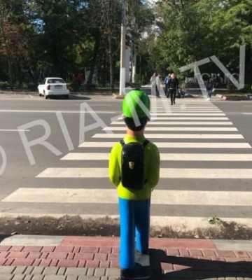 В Мелитополе оккупанты «переодели» дорожные фигурки школьников в триколор 