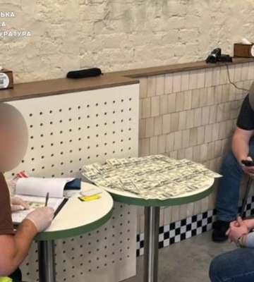В Киеве сотрудника суда подозревают в вымогательстве $5900 за «помощь» с воинским учетом
