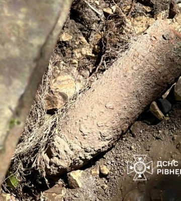 На Рівненщині офіцер-рятувальник виявив снаряд часів Другої світової