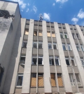 Обстріл Херсона: у центрі міста пошкоджена адмінбудівля, виникла пожежа
