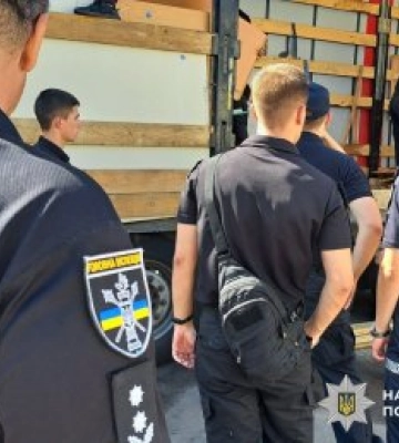 У Миколаєві поліцейські разом із громадською організацією передали гуманітарну допомогу пацієнтам міської лікарні