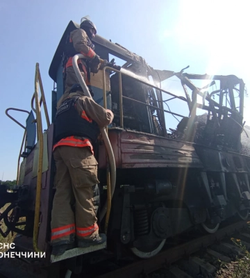 Російський дрон вдарив по тепловозу у Донецькій області: є загиблі, виникла пожежа