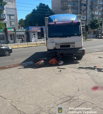 У Черкасах вантажівка під час маневру повороту знесла з дороги молодика на мотоциклі