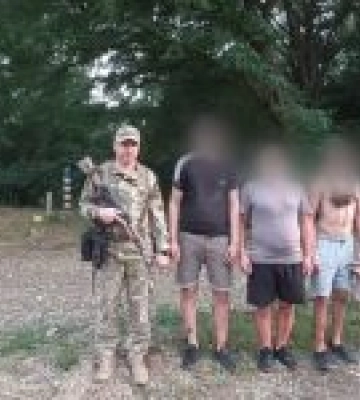 Закарпатські прикордонники зупинили спробу незаконного перетину