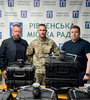 Рівне передало військовим понад 70 дронів та 7 зарядних підстанцій