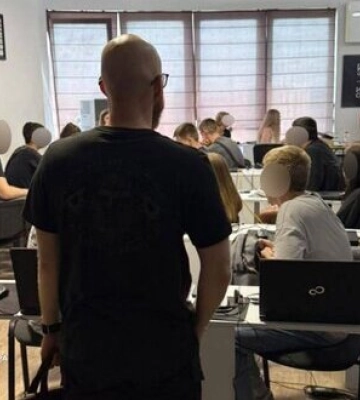 Портрети Путіна, подяки від ФСБ, символіка РФ: у Києві ліквідовано масштабну мережу шахрайських call-центрів. ФОТОрепортаж
