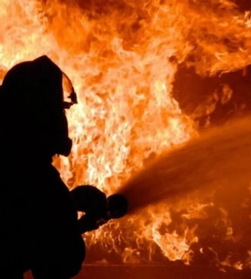 У Запоріжжі сталася пожежа на даху багатоповерхівки внаслідок атаки рф - ОВА