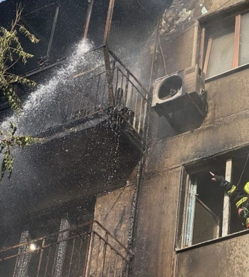 Взрывы в Запорожье: горит крыша многоэтажки Взрывы в Запорожье: горит крыша многоэтажки