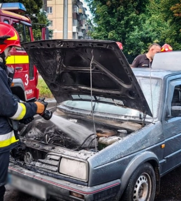 У середмісті Львова на ходу спалахнув автомобіль (ФОТО)