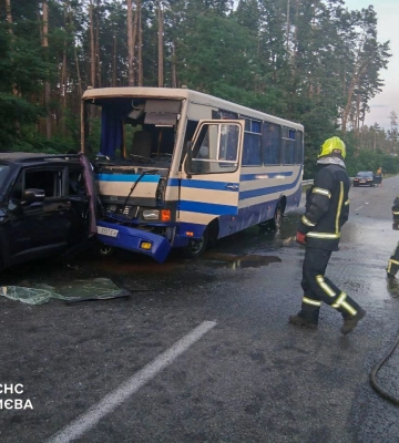 Київські рятувальники працювали на місці серйозної ДТП, яка сталася на Гостомельському шосе. ФОТО