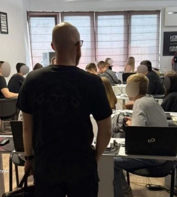У Києві діяли кол-центри, що обкрадали українців і прославляли Путіна. Прокуратура провела обшуки