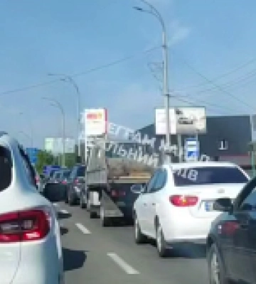 На виїзді з Броварів у Київ утворився масштабний затор: все стоїть, відео