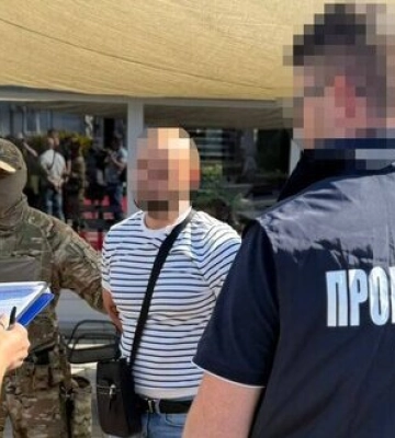 На Львівщині затримали митника, який вимагав 1600 доларів за безперешкодне розмитнення авто