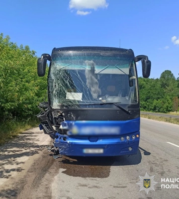 ДТП на Житомирщині: рейсовий автобус наздогнав легковик, в якому постраждали двоє людей