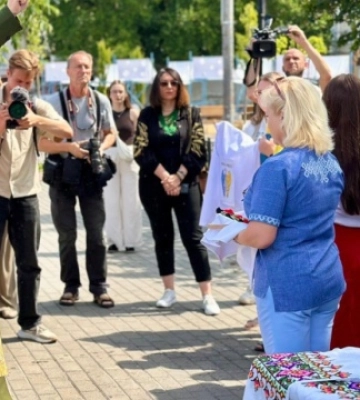Підтримка полонених та зниклих безвісти: у Києві вишивають "Рушник надії"
