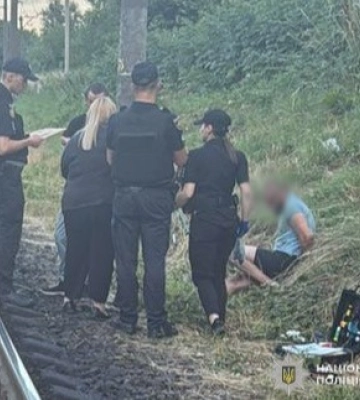 Во Львове мужчина напал на детей, которые хотели помочь ему и вызвать скорую