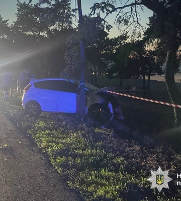 “Мерседес” в’їхав у припаркований автомобіль у Черкасах та перекинувся