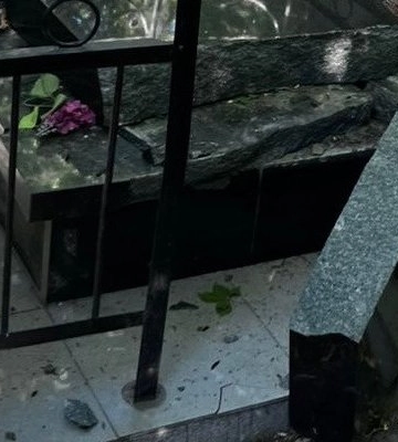 П&#039;яний вандал розбив ногами п&#039;ять пам&#039;ятників на кладовищі в Одесі: його затримали