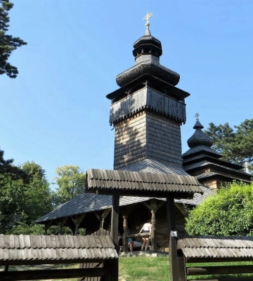 Ужгородців запрошують на виставку картин: гроші підуть на дрони