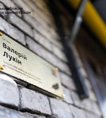 Герої в нашій пам’яті назавжди: в Запоріжжі встановили меморіальну дошку на честь загиблого воїна