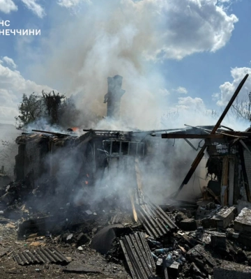 Армія РФ обстріляла село під Добропіллям: виникла масштабна пожежа в будинку, є поранені